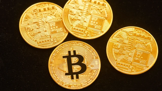 Emas vs Bitcoin: Pertarungan Aset Safe Haven di Mata Investor Milenial